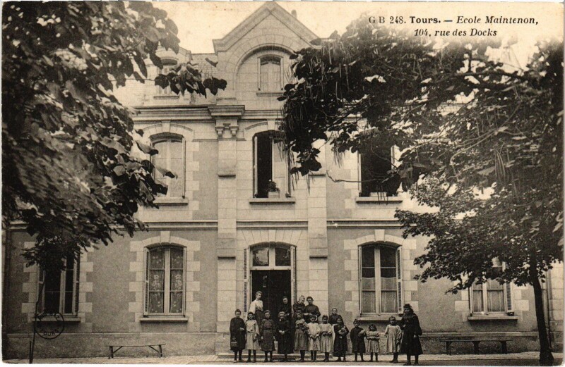 Carte postale ancienne Tours Ecole Maintenon à Tours