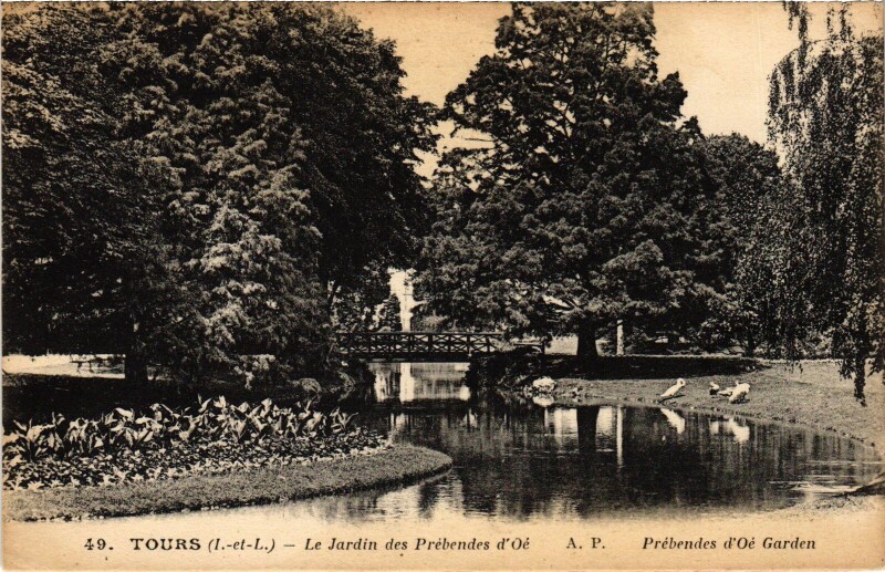 Carte postale ancienne Tours Jardin des Prebendes d'Oe à Tours