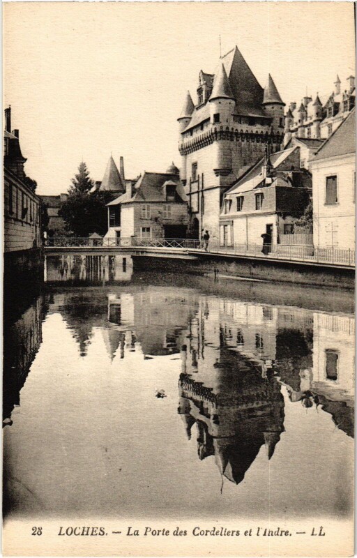 Carte postale ancienne Loches Porte des Cordeliers et l'Indre à Loches
