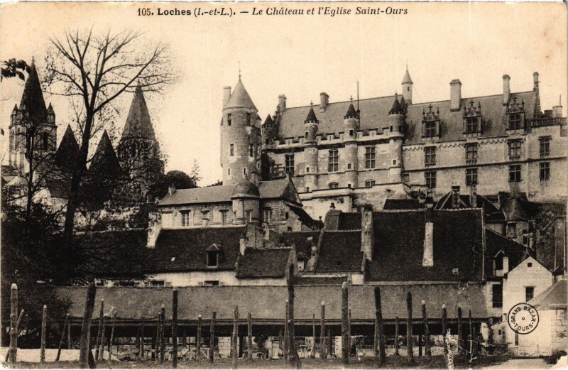 Carte postale ancienne Loches Le Chateau et Eglise Saint-Ours à Loches