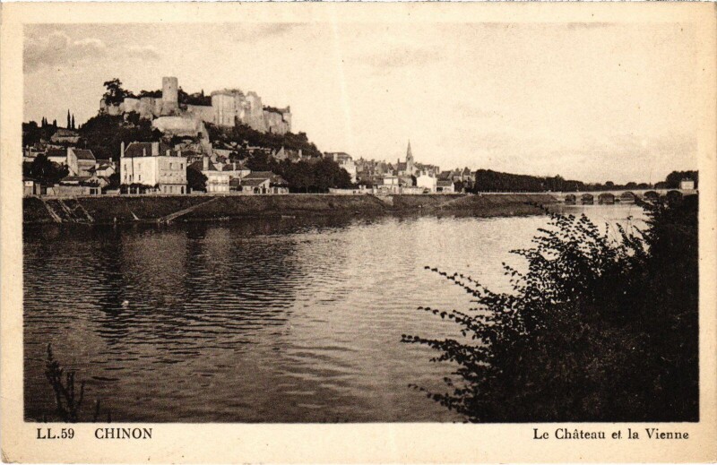 Carte postale ancienne Chinon le chateau à Chinon