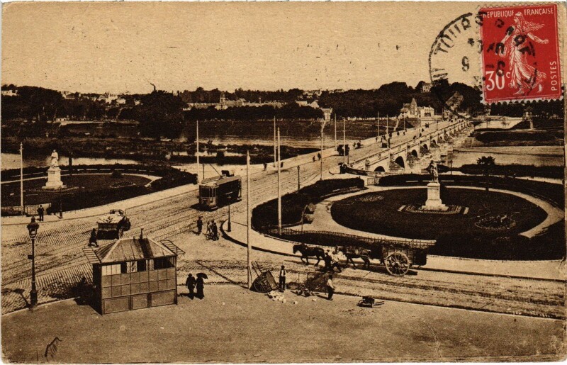 Carte postale ancienne Tours Square Descartes et Rabelais à Descartes