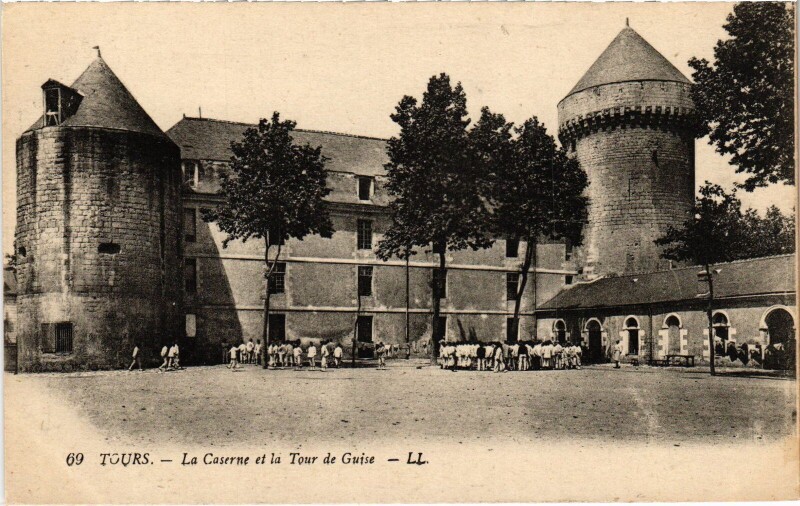 Carte postale ancienne Tours Caserne et la Tour de Guise à Tours
