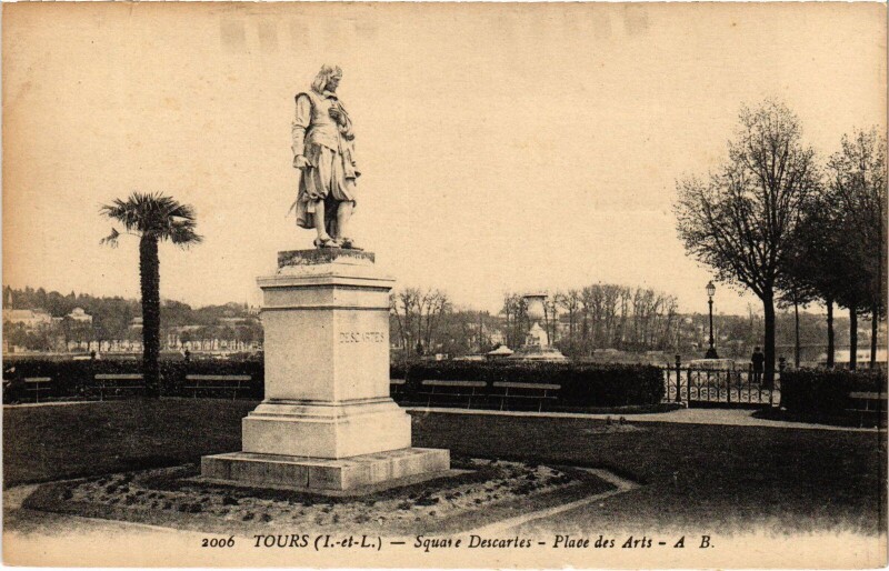 Carte postale ancienne Tours Square Descartes Place des Arts à Descartes