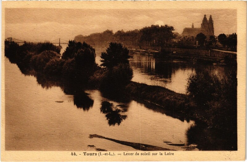 Carte postale ancienne Tours Lever de soleil sur la Loire à Tours