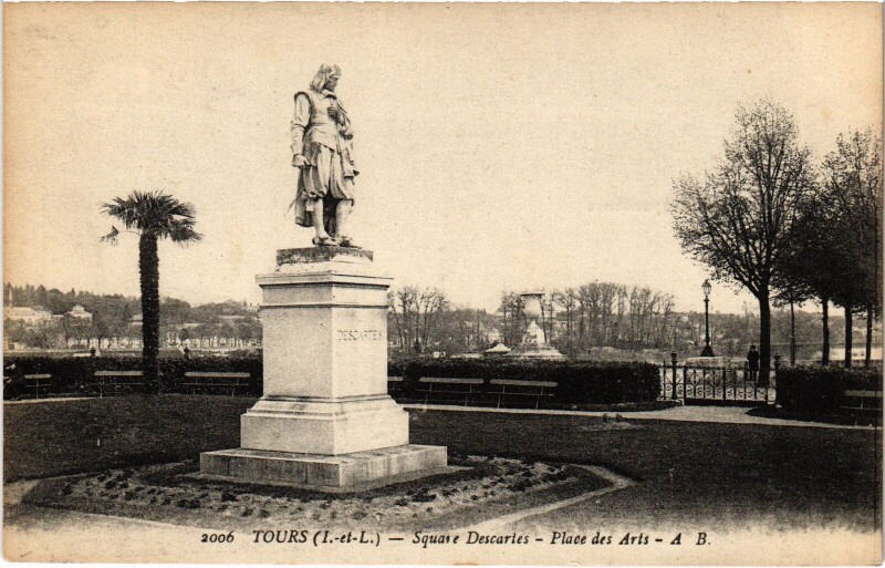 Carte postale ancienne Tours Square Descartes Place des Arts à Descartes