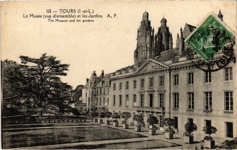 Carte postale ancienne Tours Le Musee et les Jardins à Tours
