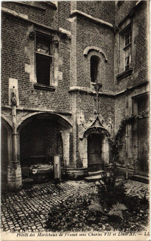 Carte postale ancienne Tours Maison de Tristan l'Hermite cour interieure à Tours