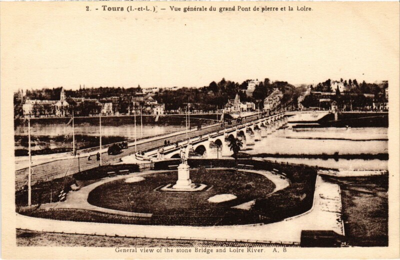Carte postale ancienne Tours vue generale du grand Pont de Pierre à Tours