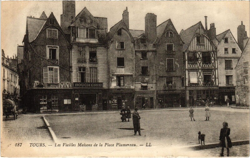 Carte postale ancienne Tours Vieilles maisons Place Plumereau à Tours