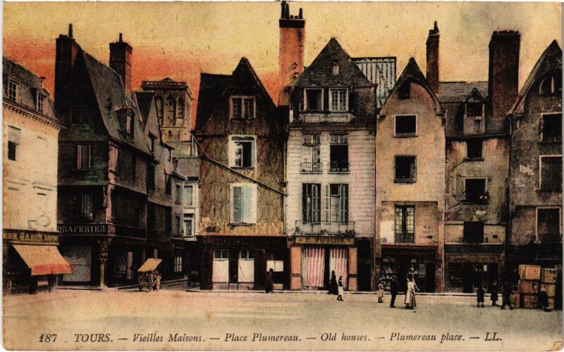 Carte postale ancienne Tours Vieilles maisons Place Plumereau à Tours
