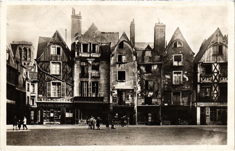 Carte postale ancienne Tours Vieilles maisons Place Plumereau à Tours