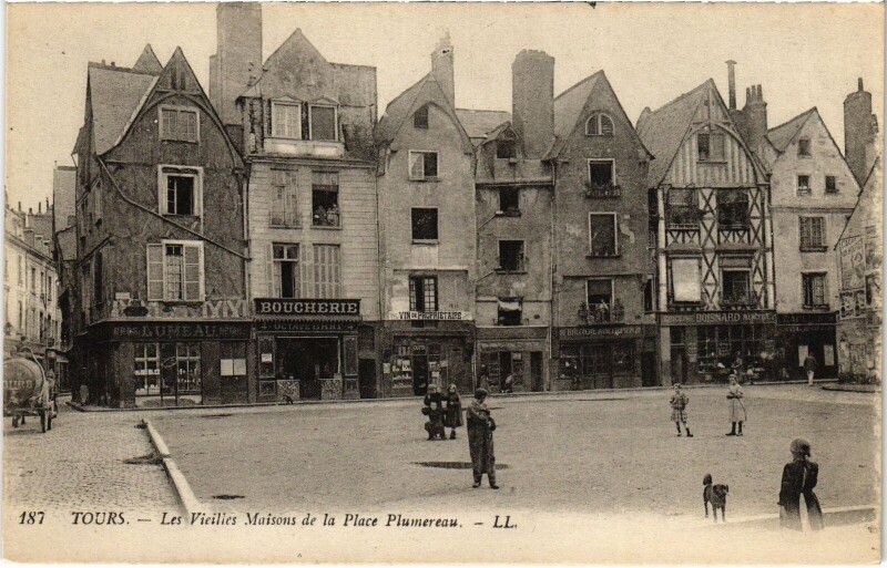Carte postale ancienne Tours Vieilles maisons Place Plumereau à Tours