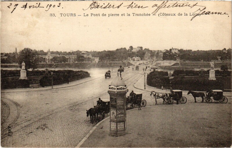 Carte postale ancienne Tours Pont de Pierre à Tours