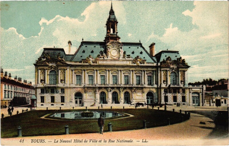 Carte postale ancienne Tours Hotel de Ville Rue Nationale à Tours