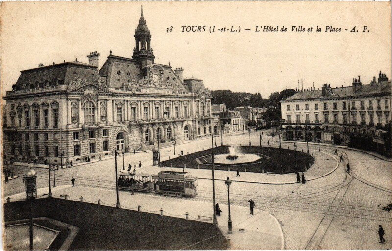 Carte postale ancienne Tours Hotel de Ville et la Place à Tours