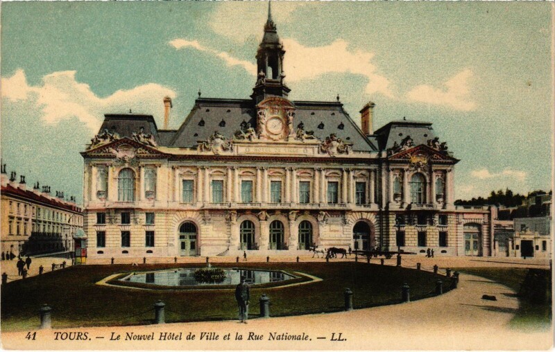 Carte postale ancienne Tours Hotel de Ville Rue Nationale à Tours