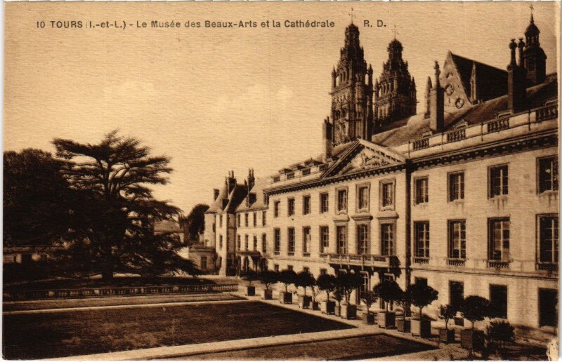 Carte postale ancienne Tours Musee des Beaux Arts et la Cathedrale à Tours