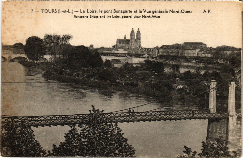 Carte postale ancienne Tours La Loire Pont Bonaparte à Tours