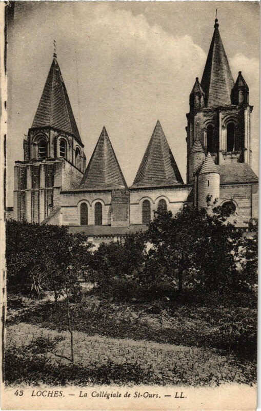 Carte postale ancienne Loches Collegiale de Saint-Ours à Loches