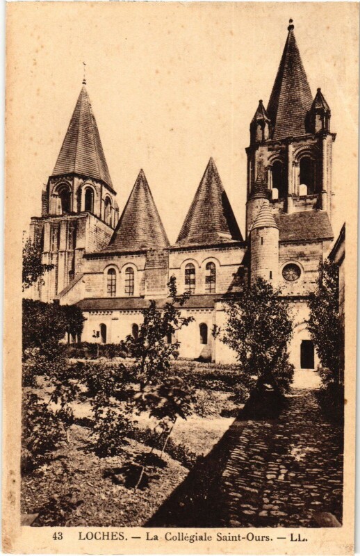 Carte postale ancienne Loches Collegiale de Saint-Ours à Loches