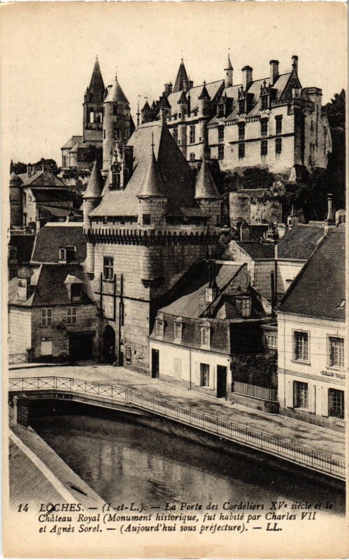 Carte postale ancienne Loches Porte des Cordeliers Chateau Royal à Loches
