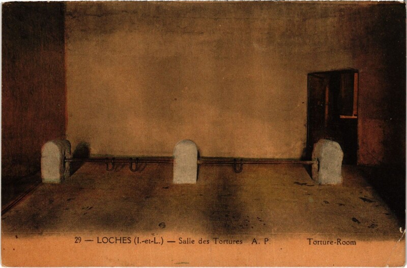 Carte postale ancienne Loches Salle des Tortures à Loches