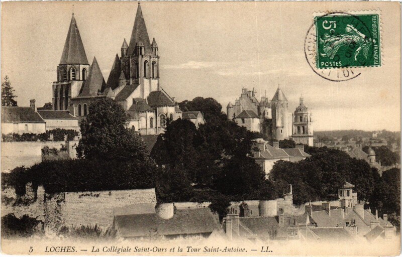 Carte postale ancienne Loches Collegiale de Saint-Ours à Loches