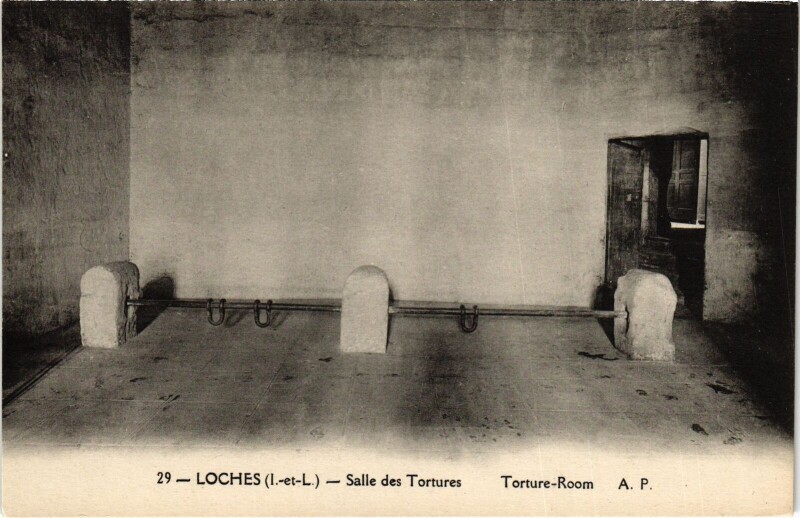 Carte postale ancienne Loches Salle des Tortures à Loches