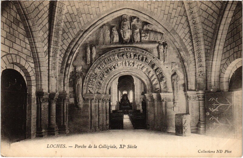 Carte postale ancienne Loches Porche de la Collegiale à Loches