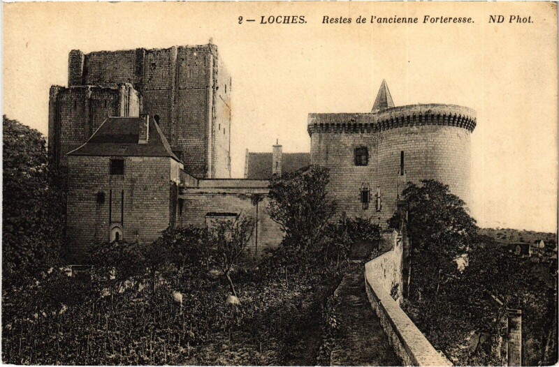 Carte postale ancienne Loches Restes de l'ancienne forteresse à Loches