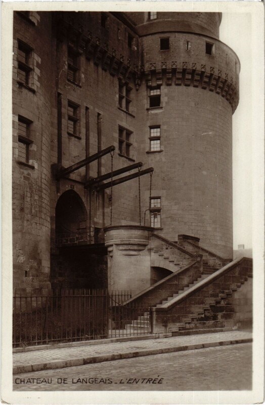 Carte postale ancienne Langeais Le Chateau entree à Langeais