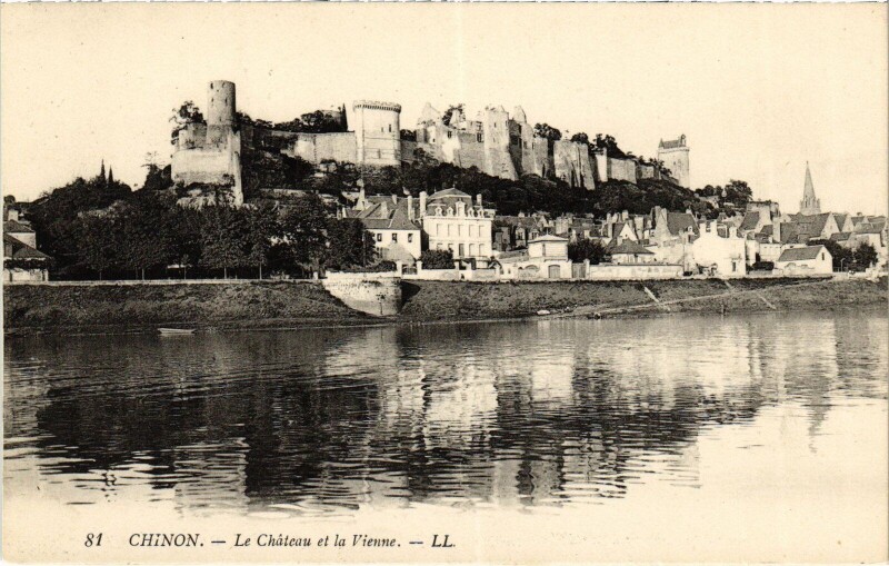 Carte postale ancienne Chinon - Le Chateau et la Vienne à Chinon