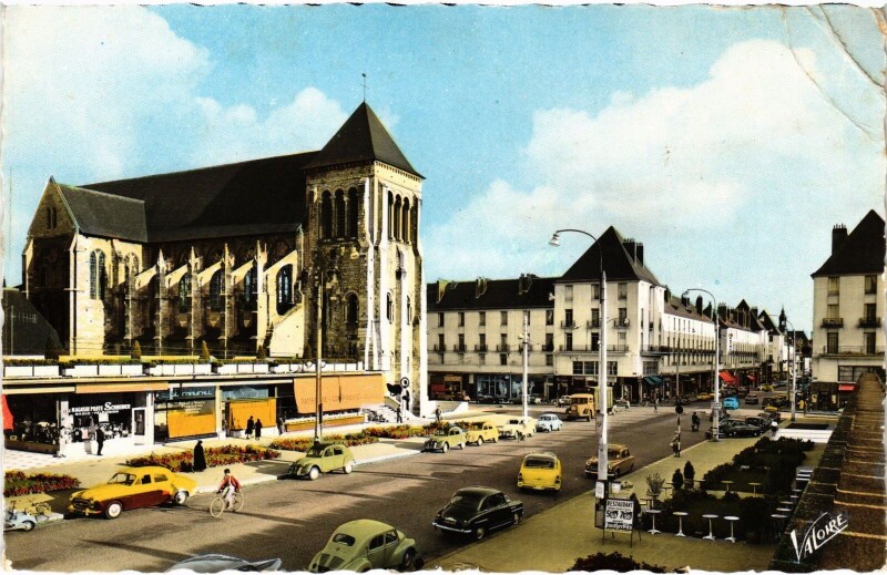 Carte postale ancienne Tours Rue Nationale et Eglise Saint-Julien à Tours