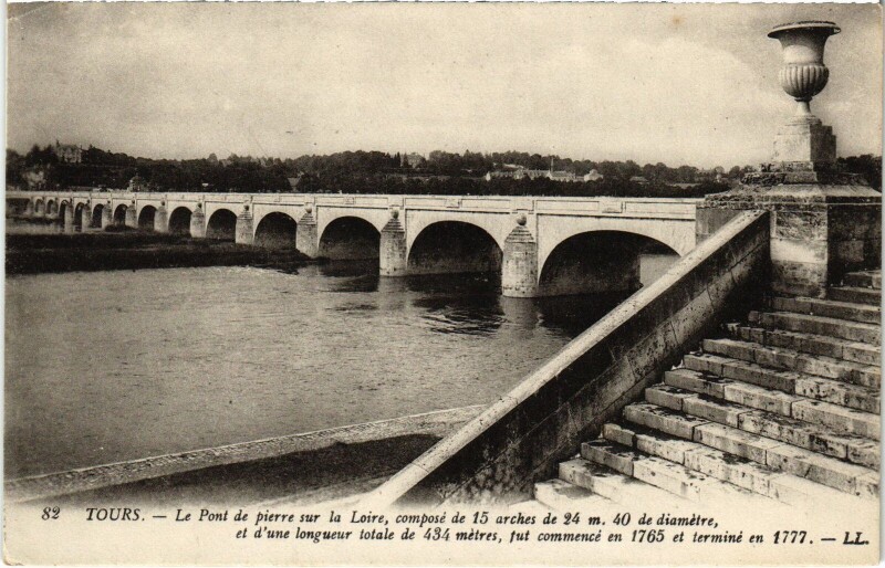 Carte postale ancienne Tours Pont de Pierre à Tours