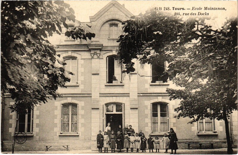 Carte postale ancienne Tours Ecole Maintenon à Tours