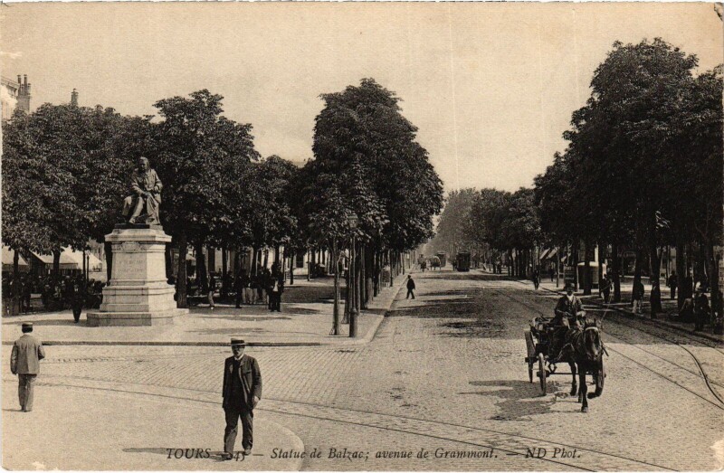Carte postale ancienne Tours Statue de Balzac Avenue de Grammont à Tours