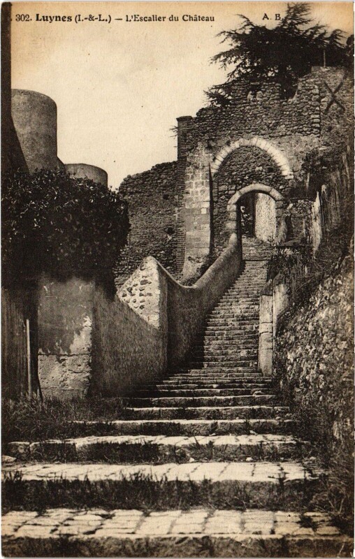 Carte postale ancienne Luynes Escaliers du Chateau à Luynes