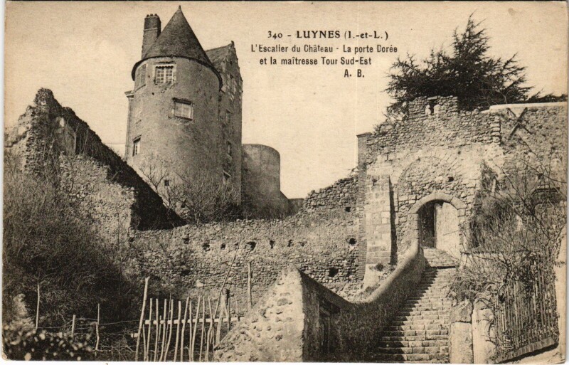 Carte postale ancienne Luynes Escaliers du Chateau à Luynes
