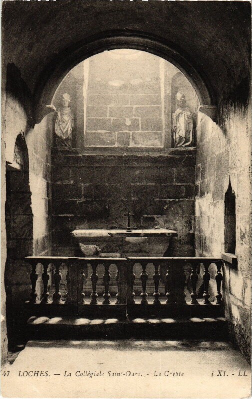 Carte postale ancienne Loches Collegiale de Saint-Ours la crypte à Loches