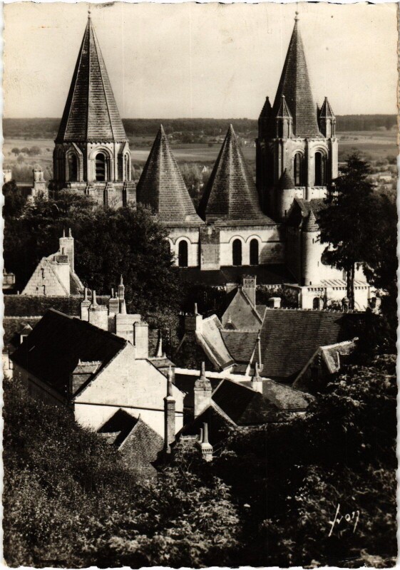 Carte postale ancienne Loches Collegiale de Saint-Ours à Loches