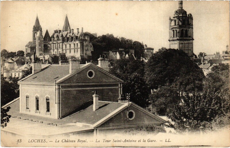 Carte postale ancienne Loches Chateau Royal à Loches