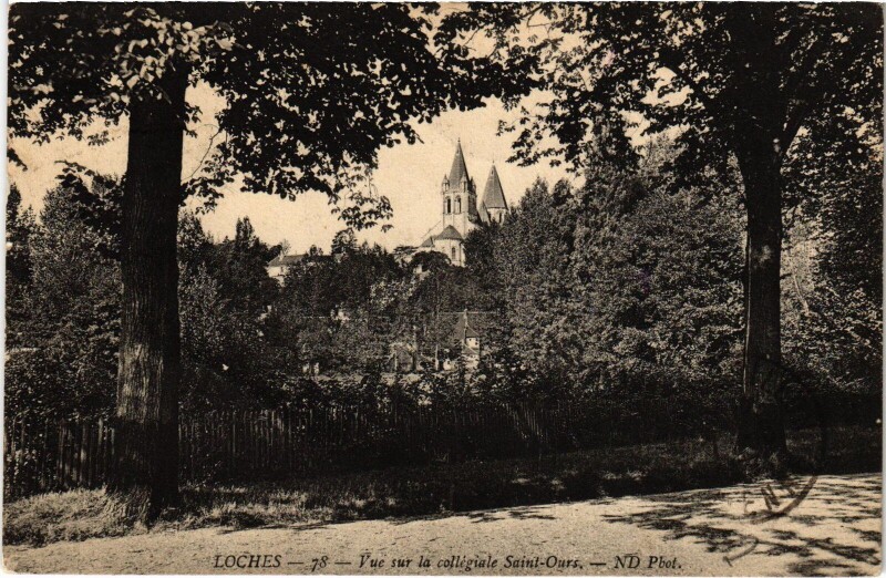 Carte postale ancienne Loches Collegiale de Saint-Ours à Loches