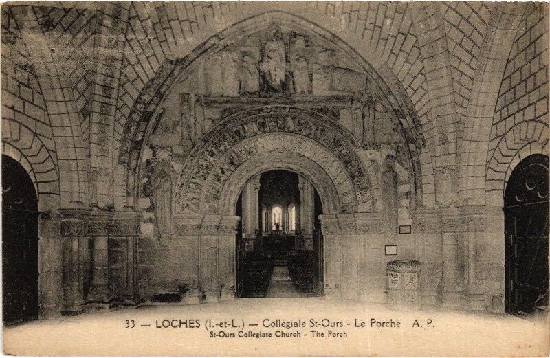 Carte postale ancienne Loches Collegiale de Saint-Ours Le Porche à Loches