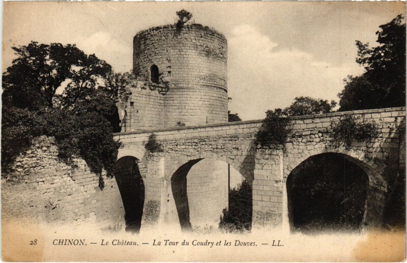 Carte postale ancienne Chinon Le Chateau à Chinon