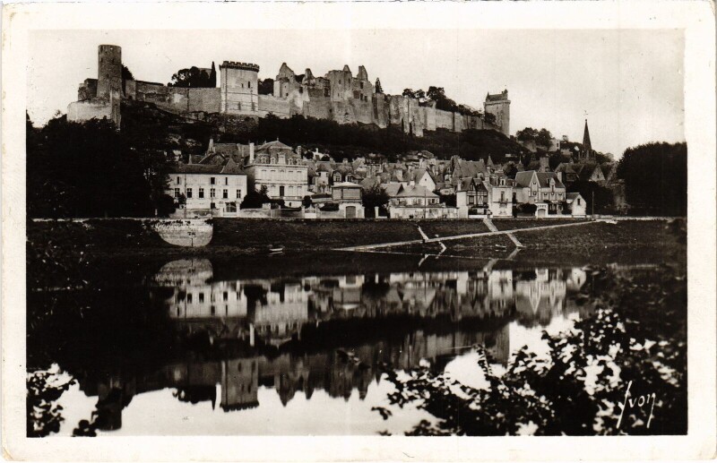 Carte postale ancienne Chinon le chateau à Chinon