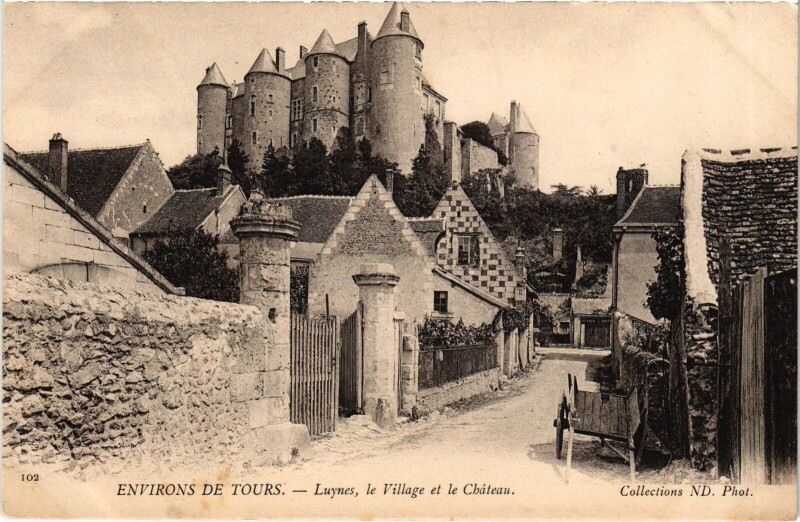Carte postale ancienne Luynes le village et le Chateau à Luynes