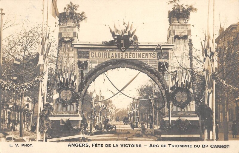 Carte postale ancienne Angers - Carte Photo - Fete De La Victoire - Arc De Triomphe Bd Carnot à Angers