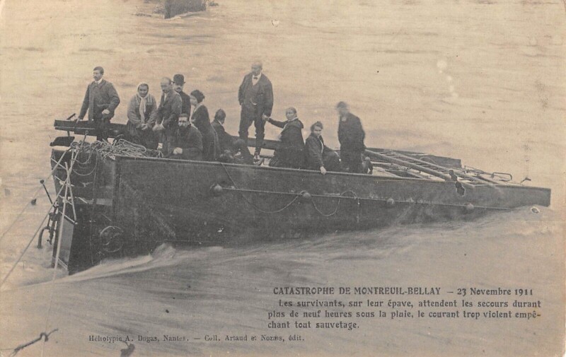 Carte postale ancienne Catastrophe De Montreuil Bellay 1911 - Les Survivants Sur Leur Epave à Montreuil-Bellay