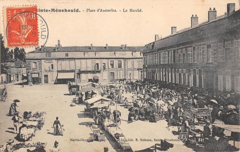 Carte postale ancienne Sainte Menehould - Place D'Austerlitz - Le Marche à Sainte-Menehould